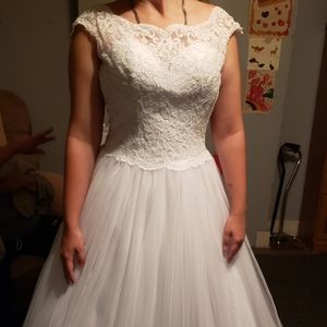 Size 6 lace detailed wedding dress